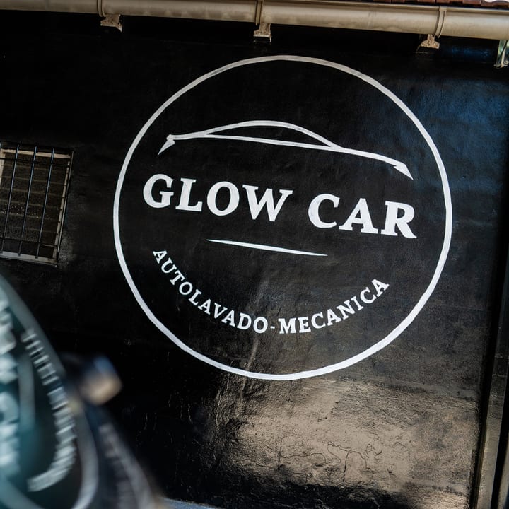 Logotipo de Glow Car pintado en la pared del taller